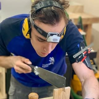 Robin, fondateur de MonSeignOr, ébéniste